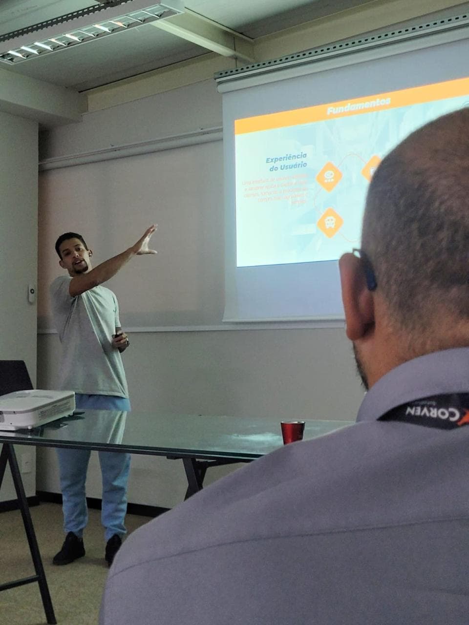 Pedro Candido ministrando treinamento de processos de e-commerce